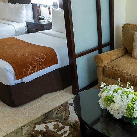Comfort Suites Paradise Island Creek Village Exteriér fotografie