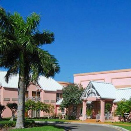 Comfort Suites Paradise Island Creek Village Exteriér fotografie