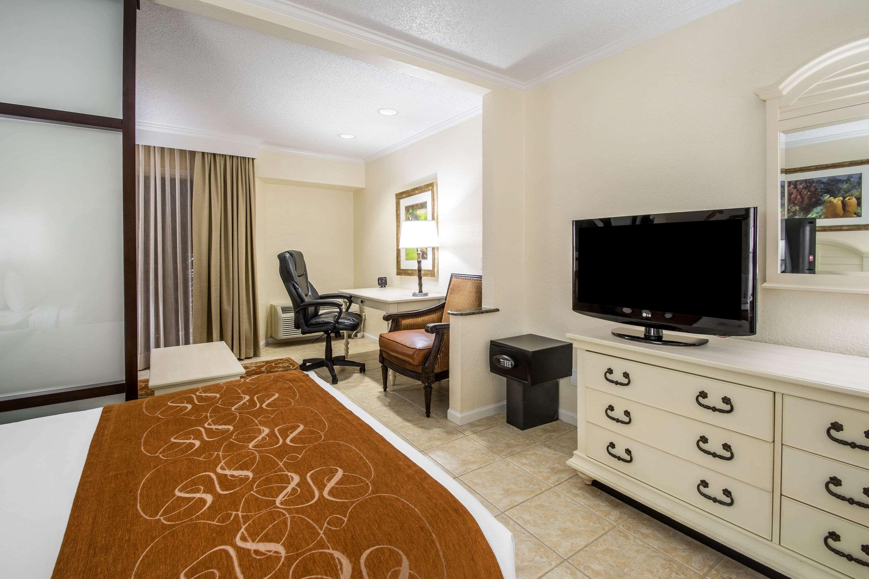 Comfort Suites Paradise Island Creek Village Exteriér fotografie