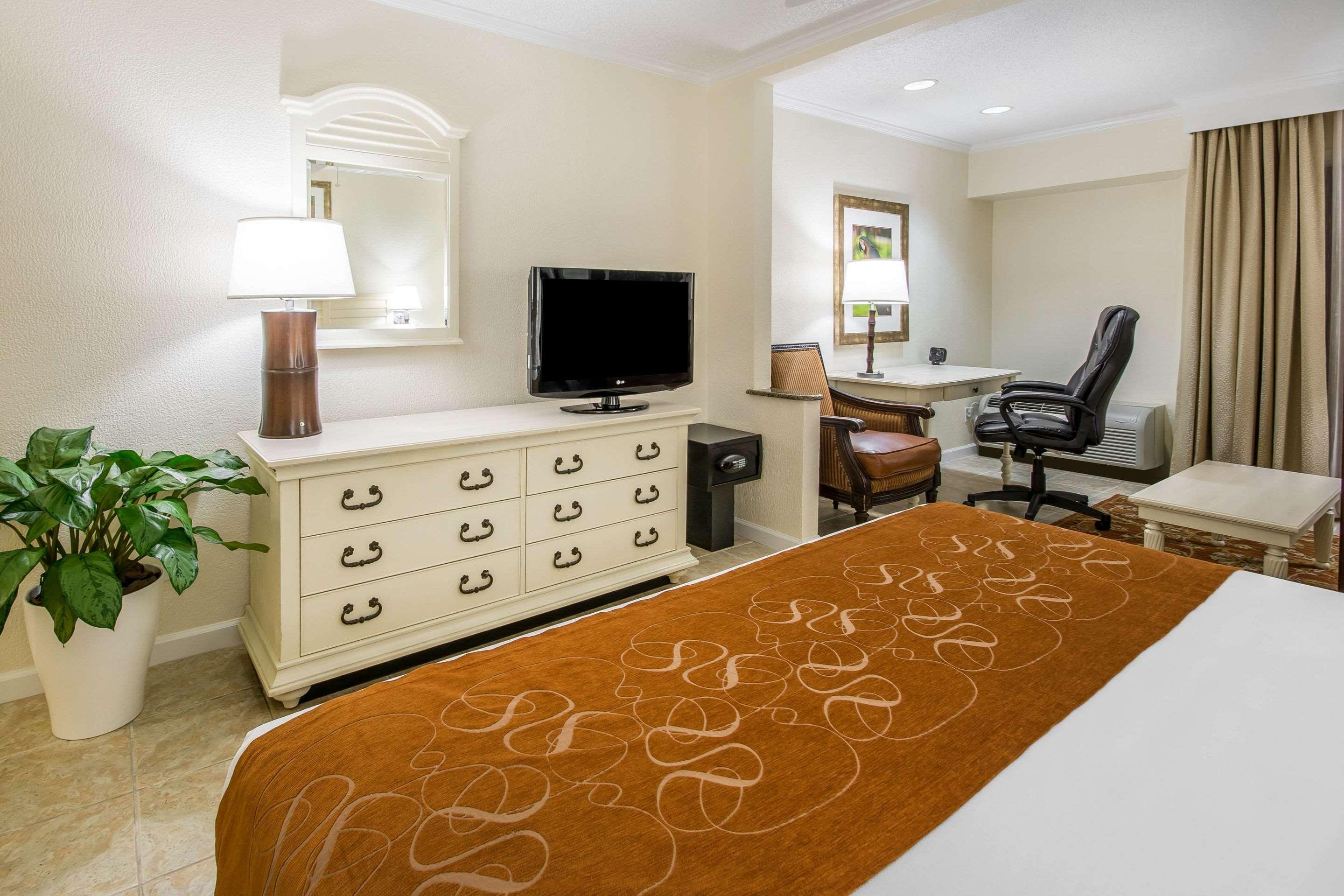 Comfort Suites Paradise Island Creek Village Exteriér fotografie