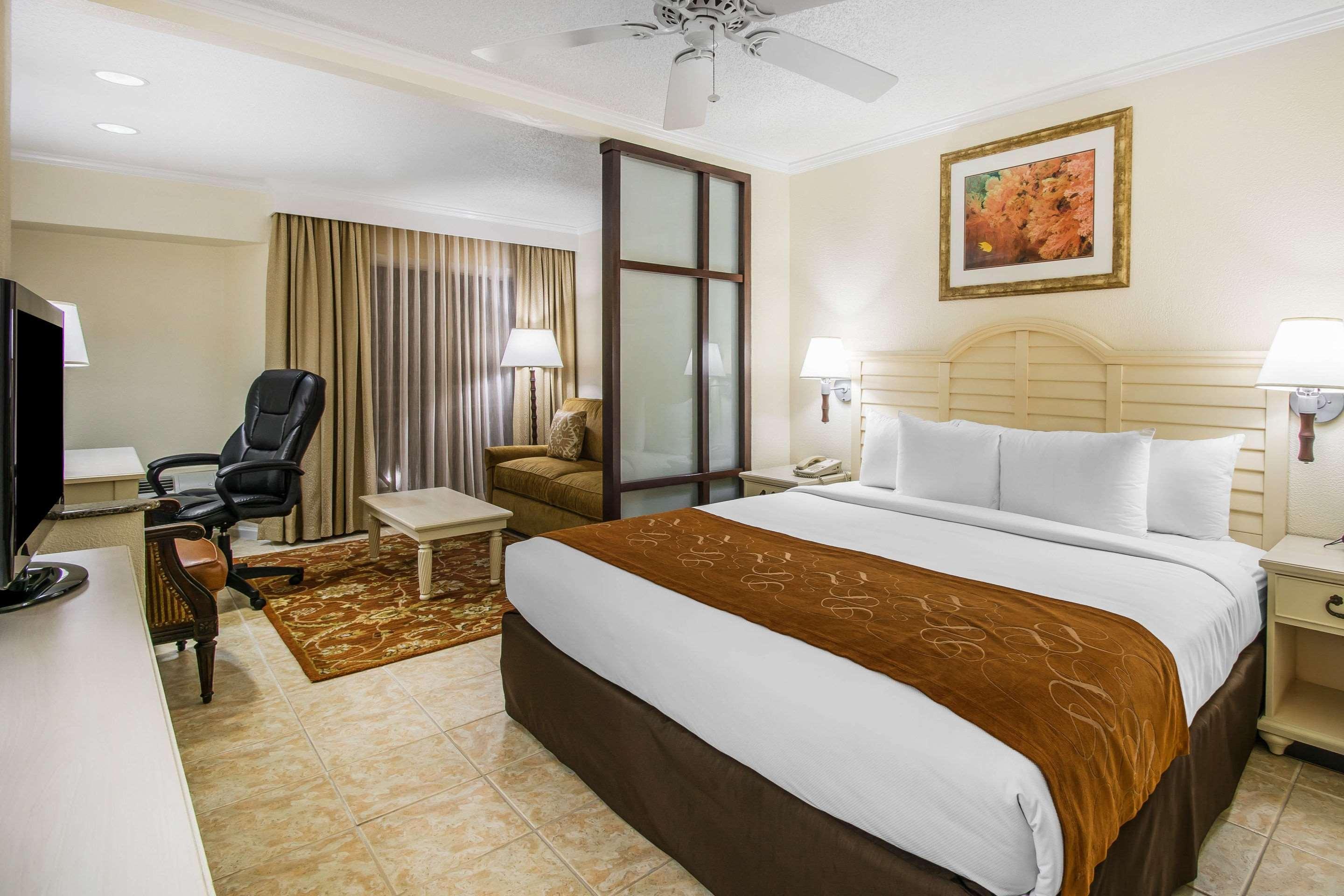 Comfort Suites Paradise Island Creek Village Exteriér fotografie