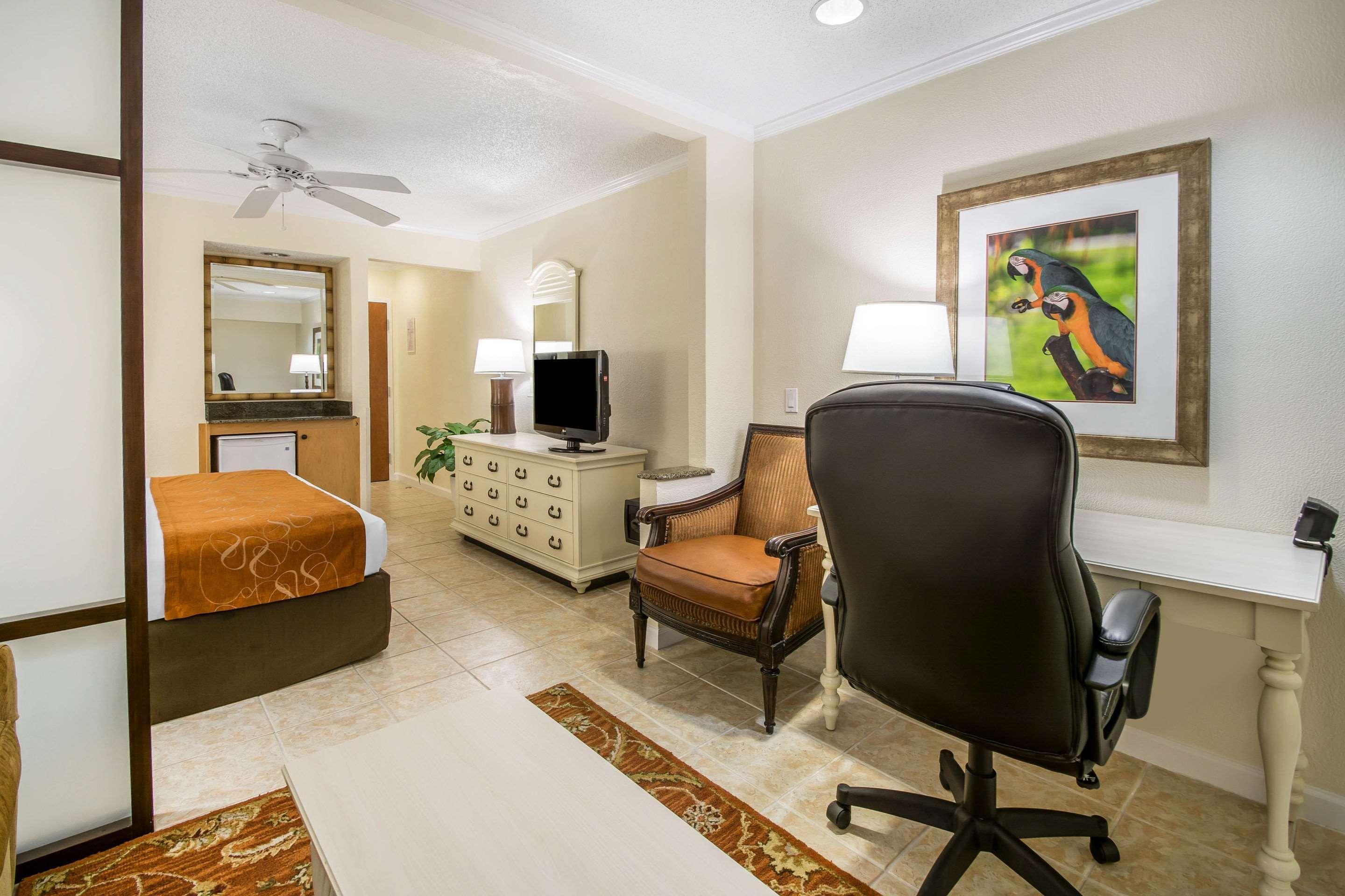 Comfort Suites Paradise Island Creek Village Exteriér fotografie