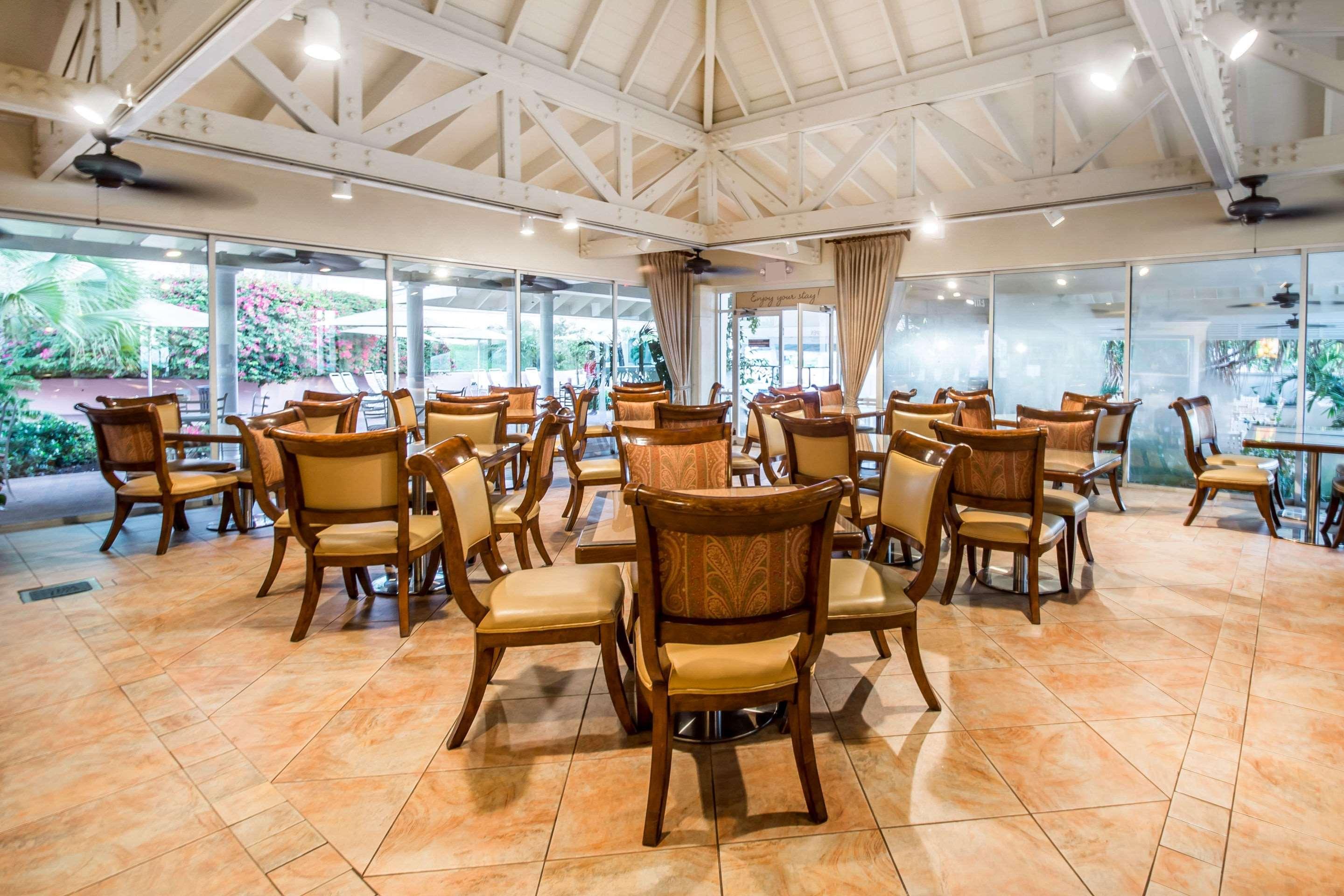 Comfort Suites Paradise Island Creek Village Exteriér fotografie