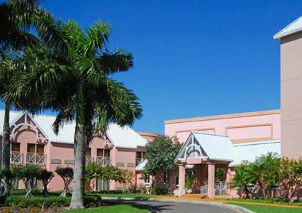 Comfort Suites Paradise Island Creek Village Exteriér fotografie
